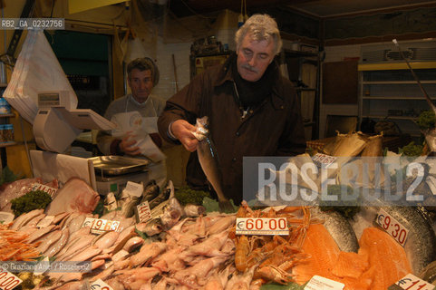 VENICE, ITALY, RIALTO FISH MARKET - 24 FEBRUARY 2004: THE RESTAURATEUR CESARE BENELLI (AL COVO RESTAURANT) SHOPPING IN THE FISH MARKET ©Graziano Arici/Rosebud2 GASTRONOMIA PESCE MERCATO