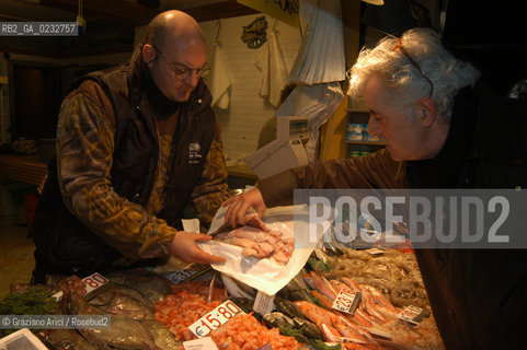 VENICE, ITALY, RIALTO FISH MARKET - 24 FEBRUARY 2004: THE RESTAURATEUR CESARE BENELLI (AL COVO RESTAURANT) SHOPPING IN THE FISH MARKET ©Graziano Arici/Rosebud2 GASTRONOMIA PESCE MERCATO