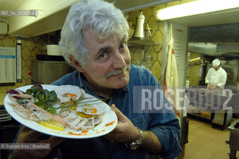 VENICE, ITALY - 24 FEBRUARY 2004: THE RESTAURATEUR CESARE BENELLI (AL COVO RESTAURANT) IN THE KITCHEN OF HIS RESTAURANT WITH THE ROW FISH AND SHELL FISH SUSHIMI STYLE ©Graziano Arici/Rosebud2 GASTRONOMIA PIATTO DI  PESCE CRUDO