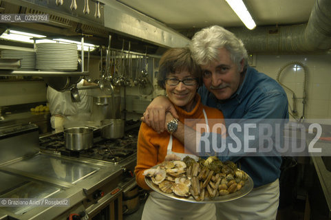 VENICE, ITALY - 24 FEBRUARY 2004: THE RESTAURATEUR CESARE BENELLI (AL COVO RESTAURANT) AND HIS WIFE DIANE RANKIN IN THE KITCHEN OF HIS RESTAURANT WITH LOCAL SHELL FISH, CAPPE LUNGHE (RAZOR-SHELL CLAMS), MOECHE (SOFT-SHELL CRABS), CANESTRELLI (BABY BAY SCALLOPS) AND VONGOLE VERACI (LOCAL CLAMS)  ©Graziano Arici/Rosebud2 GASTRONOMIA PESCE CROSTACEI
