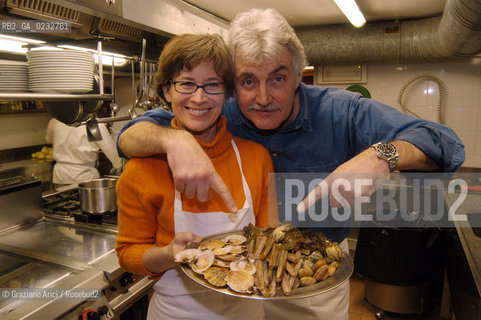 VENICE, ITALY - 24 FEBRUARY 2004: THE RESTAURATEUR CESARE BENELLI (AL COVO RESTAURANT) AND HIS WIFE DIANE RANKIN IN THE KITCHEN OF HIS RESTAURANT WITH LOCAL SHELL FISH, CAPPE LUNGHE (RAZOR-SHELL CLAMS), MOECHE (SOFT-SHELL CRABS), CANESTRELLI (BABY BAY SCALLOPS) AND VONGOLE VERACI (LOCAL CLAMS)  ©Graziano Arici/Rosebud2 GASTRONOMIA PESCE CROSTACEI