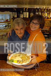 VENICE, ITALY - 24 FEBRUARY 2004: THE RESTAURATEUR CESARE BENELLI (AL COVO RESTAURANT) AND HIS WIFE DIANE RANKIN IN HIS RESTAURANT WITH THE FRITTO MISTO AL COVO STYLE  (FRIED FISH AND SHELL FISH) ©Graziano Arici/Rosebud2 GASTRONOMIA PESCE
