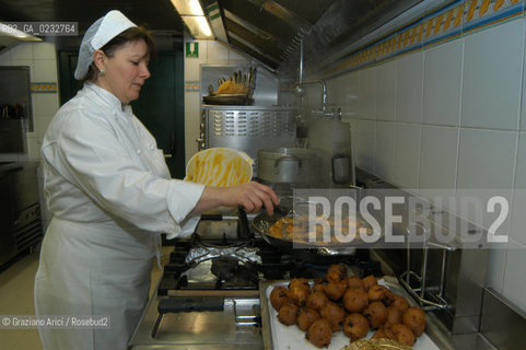 VENICE, ITALY - 24 FEBRUARY 2004: THE RESTAURATEUR MARA MARTIN (DA FIORE RESTAURANT) COOKING THE FRITTELLE ALLA VENEZIANA (FRIED PANCAKE IN VENITIAN STYLE) ©Graziano Arici/Rosebud2 GASTRONOMIA CUOCO CARNEVALE