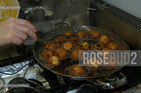 VENICE, ITALY - 24 FEBRUARY 2004: THE RESTAURATEUR MARA MARTIN (DA FIORE RESTAURANT) COOKING THE FRITTELLE ALLA VENEZIANA (FRIED PANCAKE IN VENITIAN STYLE) ©Graziano Arici/Rosebud2 GASTRONOMIA CUOCO CARNEVALE