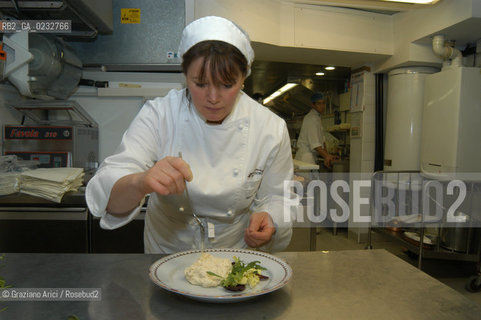 VENICE, ITALY - 24 FEBRUARY 2004: THE RESTAURATEUR MARA MARTIN (DA FIORE RESTAURANT) PREPARING THE BACCALA MANTECATO (WHIPPED VENETIAN CODFISH) ©Graziano Arici/Rosebud2 GASTRONOMIA CUOCO