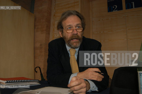 VENEZIA 24/03/04 IUAV FACOLTA DI ARCHITETTURA CONFERENZA STAMPA DEL PROGETTO VIVEREVENEZIA3 SUL RIORDINO DELLA SEGNALETICA URBANA ©Graziano Arici/Rosebud2 CONSORZIO VENEZIA NUOVA.GIANDOMENICO ROMANELLI.GIORGIO CAMUFFO DESIGNER