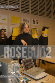 VENEZIA 24/03/04 IUAV FACOLTA DI ARCHITETTURA CONFERENZA STAMPA DEL PROGETTO VIVEREVENEZIA3 SUL RIORDINO DELLA SEGNALETICA URBANA ©Graziano Arici/Rosebud2 CONSORZIO VENEZIA NUOVA.GIORGIO CAMUFFO DESIGNER