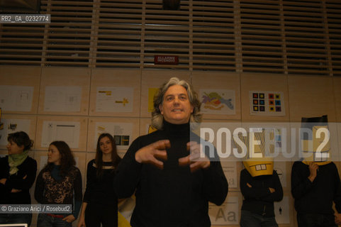 VENEZIA 24/03/04 IUAV FACOLTA DI ARCHITETTURA CONFERENZA STAMPA DEL PROGETTO VIVEREVENEZIA3 SUL RIORDINO DELLA SEGNALETICA URBANA ©Graziano Arici/Rosebud2 CONSORZIO VENEZIA NUOVA.GIORGIO CAMUFFO DESIGNER