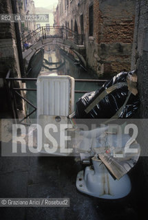 VENEZIA SPAZZATURA NELLE STRADE DELLA CITTA © 2002 Graziano Arici/Rosebud2 INQUINAMENTO DEGRADO IMMONDIZIE PROBLEMI