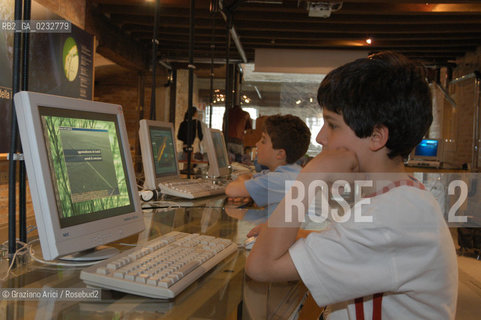 VENEZIA 3 MAGGIO 2004 - ATTIVITA DIDATTICA E INFORMATIVA PER GLI SCOLARI DELLE SCUOLE ELEMENTARI DEL PUNTO INFORMATIVO DEL MAGISTRATO ALLE ACQUE ©Graziano Arici/Rosebud2 / CONSORZIO VENEZIA NUOVA STUDENTI COMPUTER