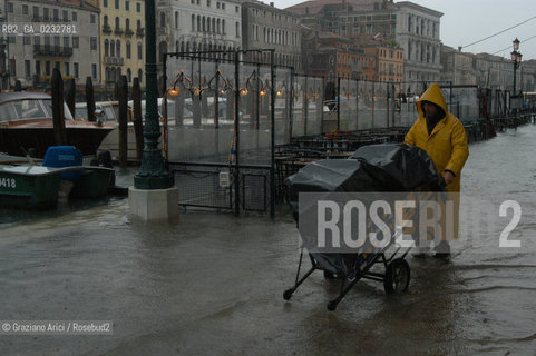 VENEZIA 4 MAGGIO 2004 - ALTA MAREA  ©Graziano Arici/Rosebud2 / ACQUA ALTA