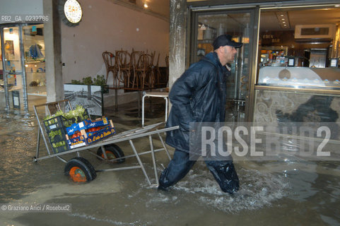 VENEZIA 4 MAGGIO 2004 - ALTA MAREA  ©Graziano Arici/Rosebud2 / ACQUA ALTA