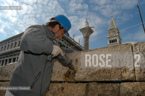 VENEZIA 4/12/03  LAVORI SUL MOLO DELLA PIAZZA SAN MARCO :  ©Graziano Arici/Rosebud2 CONSORZIO VENEZIA NUOVA
