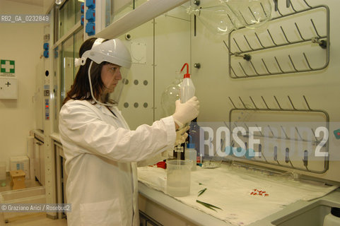 VOLTABAROZZO (PADOVA) 28-05-04 -CENTRO STUDI MICROINQUINANTI ORGANICI (CSMO) - LABORATORIO DEL MAGISTRATO ALLE ACQUE DI VENEZIA ©Graziano Arici/Rosebud2 CONSORZIO VENEZIA NUOVA BIOLOGIA CHIMICA