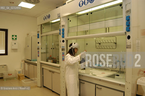 VOLTABAROZZO (PADOVA) 28-05-04 -CENTRO STUDI MICROINQUINANTI ORGANICI (CSMO) - LABORATORIO DEL MAGISTRATO ALLE ACQUE DI VENEZIA ©Graziano Arici/Rosebud2 CONSORZIO VENEZIA NUOVA BIOLOGIA CHIMICA