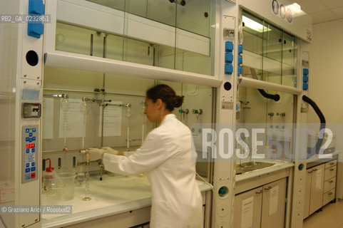 VOLTABAROZZO (PADOVA) 28-05-04 -CENTRO STUDI MICROINQUINANTI ORGANICI (CSMO) - LABORATORIO DEL MAGISTRATO ALLE ACQUE DI VENEZIA ©Graziano Arici/Rosebud2 CONSORZIO VENEZIA NUOVA BIOLOGIA CHIMICA