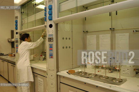 VOLTABAROZZO (PADOVA) 28-05-04 -CENTRO STUDI MICROINQUINANTI ORGANICI (CSMO) - LABORATORIO DEL MAGISTRATO ALLE ACQUE DI VENEZIA ©Graziano Arici/Rosebud2 CONSORZIO VENEZIA NUOVA BIOLOGIA CHIMICA