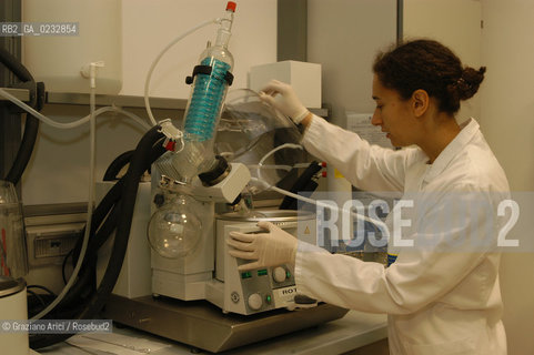 VOLTABAROZZO (PADOVA) 28-05-04 -CENTRO STUDI MICROINQUINANTI ORGANICI (CSMO) - LABORATORIO DEL MAGISTRATO ALLE ACQUE DI VENEZIA ©Graziano Arici/Rosebud2 CONSORZIO VENEZIA NUOVA BIOLOGIA CHIMICA