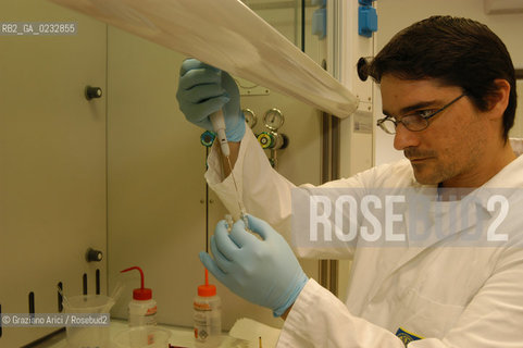 VOLTABAROZZO (PADOVA) 28-05-04 -CENTRO STUDI MICROINQUINANTI ORGANICI (CSMO) - LABORATORIO DEL MAGISTRATO ALLE ACQUE DI VENEZIA ©Graziano Arici/Rosebud2 CONSORZIO VENEZIA NUOVA BIOLOGIA CHIMICA