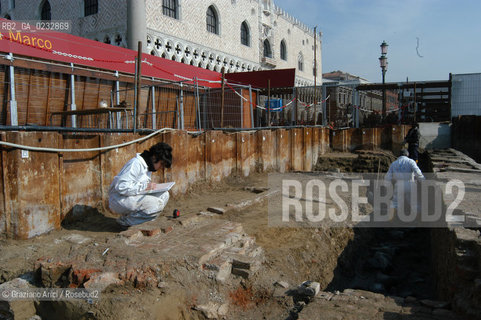 VENEZIA MARZO-APRILE 2004 - LAVORI DI SCAVO E RILIEVO ARCHEOLOGICO SUL SITO DEL CANTIERE DEL MOLO DI SAN MARCO : RITROVAMENTI DI PAVIMENTO E STRUTTURE PORTUALI DAL XII AL XVII SECOLO ©Graziano Arici/Rosebud2 / MATTONE