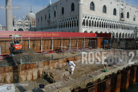 VENEZIA MARZO-APRILE 2004 - LAVORI DI SCAVO E RILIEVO ARCHEOLOGICO SUL SITO DEL CANTIERE DEL MOLO DI SAN MARCO : RITROVAMENTI DI PAVIMENTO E STRUTTURE PORTUALI DAL XII AL XVII SECOLO ©Graziano Arici/Rosebud2 / MATTONE