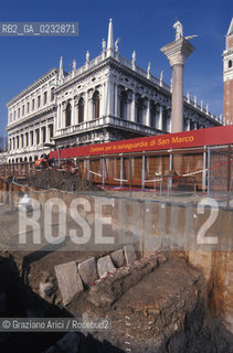 VENEZIA MARZO-APRILE 2004 - LAVORI DI SCAVO E RILIEVO ARCHEOLOGICO SUL SITO DEL CANTIERE DEL MOLO DI SAN MARCO : RITROVAMENTI DI PAVIMENTO E STRUTTURE PORTUALI DAL XII AL XVII SECOLO ©Graziano Arici/Rosebud2 / MATTONE