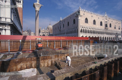 VENEZIA MARZO-APRILE 2004 - LAVORI DI SCAVO E RILIEVO ARCHEOLOGICO SUL SITO DEL CANTIERE DEL MOLO DI SAN MARCO : RITROVAMENTI DI PAVIMENTO E STRUTTURE PORTUALI DAL XII AL XVII SECOLO ©Graziano Arici/Rosebud2 / MATTONE