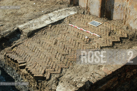 VENEZIA MARZO-APRILE 2004 - LAVORI DI SCAVO E RILIEVO ARCHEOLOGICO SUL SITO DEL CANTIERE DEL MOLO DI SAN MARCO : RITROVAMENTI DI PAVIMENTO E STRUTTURE PORTUALI DAL XII AL XVII SECOLO ©Graziano Arici/Rosebud2 / MATTONE