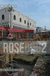 VENEZIA MARZO-APRILE 2004 - LAVORI DI SCAVO E RILIEVO ARCHEOLOGICO SUL SITO DEL CANTIERE DEL MOLO DI SAN MARCO : RITROVAMENTI DI PAVIMENTO E STRUTTURE PORTUALI DAL XII AL XVII SECOLO ©Graziano Arici/Rosebud2 / MATTONE