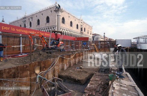 VENEZIA MARZO-APRILE 2004 - LAVORI DI SCAVO E RILIEVO ARCHEOLOGICO SUL SITO DEL CANTIERE DEL MOLO DI SAN MARCO : RITROVAMENTI DI PAVIMENTO E STRUTTURE PORTUALI DAL XII AL XVII SECOLO ©Graziano Arici/Rosebud2 / MATTONE