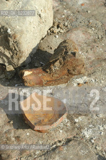 VENEZIA MARZO-APRILE 2004 - LAVORI DI SCAVO E RILIEVO ARCHEOLOGICO SUL SITO DEL CANTIERE DEL MOLO DI SAN MARCO : RITROVAMENTI DI PAVIMENTO E STRUTTURE PORTUALI DAL XII AL XVII SECOLO ©Graziano Arici/Rosebud2 / MATTONE