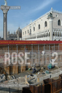 VENEZIA MARZO-APRILE 2004 - LAVORI DI SCAVO E RILIEVO ARCHEOLOGICO SUL SITO DEL CANTIERE DEL MOLO DI SAN MARCO : RITROVAMENTI DI PAVIMENTO E STRUTTURE PORTUALI DAL XII AL XVII SECOLO ©Graziano Arici/Rosebud2 / MATTONE