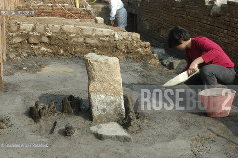 VENEZIA MARZO-APRILE 2004 - LAVORI DI SCAVO E RILIEVO ARCHEOLOGICO SUL SITO DEL CANTIERE DEL MOLO DI SAN MARCO : RITROVAMENTI DI PAVIMENTO E STRUTTURE PORTUALI DAL XII AL XVII SECOLO ©Graziano Arici/Rosebud2 / MATTONE