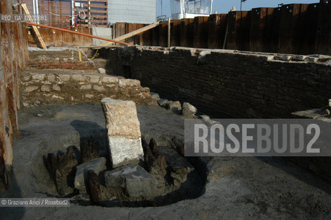 VENEZIA MARZO-APRILE 2004 - LAVORI DI SCAVO E RILIEVO ARCHEOLOGICO SUL SITO DEL CANTIERE DEL MOLO DI SAN MARCO : RITROVAMENTI DI PAVIMENTO E STRUTTURE PORTUALI DAL XII AL XVII SECOLO ©Graziano Arici/Rosebud2 / MATTONE