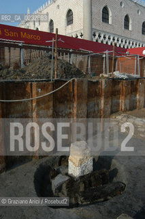 VENEZIA MARZO-APRILE 2004 - LAVORI DI SCAVO E RILIEVO ARCHEOLOGICO SUL SITO DEL CANTIERE DEL MOLO DI SAN MARCO : RITROVAMENTI DI PAVIMENTO E STRUTTURE PORTUALI DAL XII AL XVII SECOLO ©Graziano Arici/Rosebud2 / MATTONE