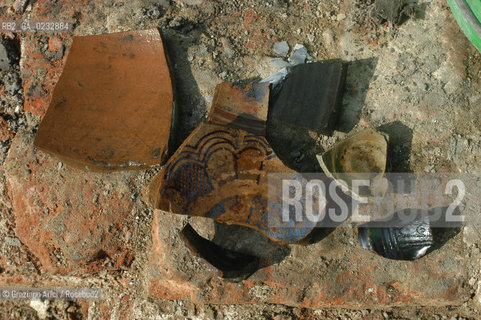 VENEZIA MARZO-APRILE 2004 - LAVORI DI SCAVO E RILIEVO ARCHEOLOGICO SUL SITO DEL CANTIERE DEL MOLO DI SAN MARCO : RITROVAMENTI DI PAVIMENTO E STRUTTURE PORTUALI DAL XII AL XVII SECOLO ©Graziano Arici/Rosebud2 / MATTONE