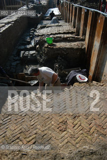 VENEZIA MARZO-APRILE 2004 - LAVORI DI SCAVO E RILIEVO ARCHEOLOGICO SUL SITO DEL CANTIERE DEL MOLO DI SAN MARCO : RITROVAMENTI DI PAVIMENTO E STRUTTURE PORTUALI DAL XII AL XVII SECOLO ©Graziano Arici/Rosebud2 / MATTONE