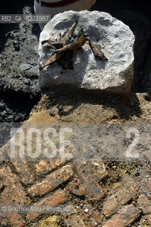 VENEZIA MARZO-APRILE 2004 - LAVORI DI SCAVO E RILIEVO ARCHEOLOGICO SUL SITO DEL CANTIERE DEL MOLO DI SAN MARCO : RITROVAMENTI DI PAVIMENTO E STRUTTURE PORTUALI DAL XII AL XVII SECOLO ©Graziano Arici/Rosebud2 / MATTONE