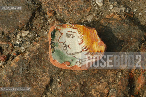 VENEZIA MARZO-APRILE 2004 - LAVORI DI SCAVO E RILIEVO ARCHEOLOGICO SUL SITO DEL CANTIERE DEL MOLO DI SAN MARCO : RITROVAMENTI DI PAVIMENTO E STRUTTURE PORTUALI DAL XII AL XVII SECOLO ©Graziano Arici/Rosebud2 / MATTONE