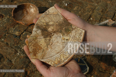 VENEZIA MARZO-APRILE 2004 - LAVORI DI SCAVO E RILIEVO ARCHEOLOGICO SUL SITO DEL CANTIERE DEL MOLO DI SAN MARCO : RITROVAMENTI DI PAVIMENTO E STRUTTURE PORTUALI DAL XII AL XVII SECOLO ©Graziano Arici/Rosebud2 / MATTONE