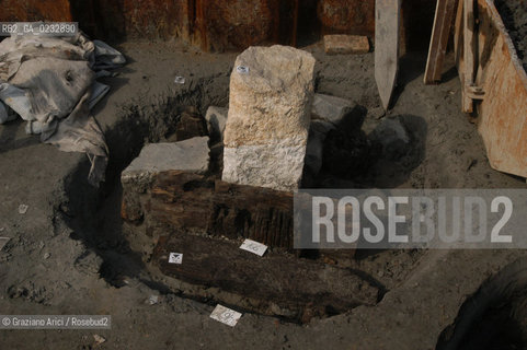 VENEZIA MARZO-APRILE 2004 - LAVORI DI SCAVO E RILIEVO ARCHEOLOGICO SUL SITO DEL CANTIERE DEL MOLO DI SAN MARCO : RITROVAMENTI DI PAVIMENTO E STRUTTURE PORTUALI DAL XII AL XVII SECOLO ©Graziano Arici/Rosebud2 / MATTONE