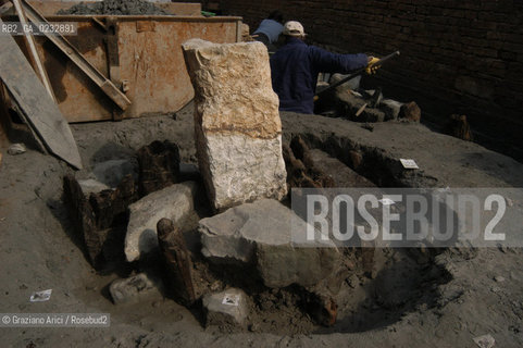 VENEZIA MARZO-APRILE 2004 - LAVORI DI SCAVO E RILIEVO ARCHEOLOGICO SUL SITO DEL CANTIERE DEL MOLO DI SAN MARCO : RITROVAMENTI DI PAVIMENTO E STRUTTURE PORTUALI DAL XII AL XVII SECOLO ©Graziano Arici/Rosebud2 / MATTONE