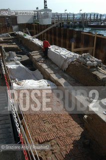 VENEZIA MARZO-APRILE 2004 - LAVORI DI SCAVO E RILIEVO ARCHEOLOGICO SUL SITO DEL CANTIERE DEL MOLO DI SAN MARCO : RITROVAMENTI DI PAVIMENTO E STRUTTURE PORTUALI DAL XII AL XVII SECOLO ©Graziano Arici/Rosebud2 / MATTONE