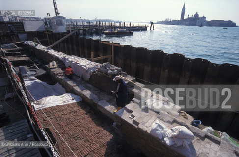 VENEZIA MARZO-APRILE 2004 - LAVORI DI SCAVO E RILIEVO ARCHEOLOGICO SUL SITO DEL CANTIERE DEL MOLO DI SAN MARCO : RITROVAMENTI DI PAVIMENTO E STRUTTURE PORTUALI DAL XII AL XVII SECOLO ©Graziano Arici/Rosebud2 / MATTONE