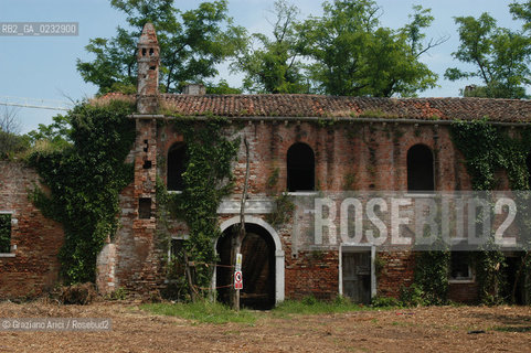 VENEZIA 22/06/04  ISOLA DEL LAZZARETTO VECCHIO STATO DI FATTO PRIMA DELLINTERVENTO DEL CONSORZIO VENEZIA NUOVA ©Graziano Arici/Rosebud2