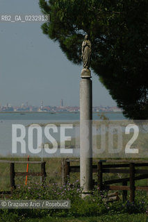 VENEZIA 28/06/04 :  STATO DI FATTO DELLISOLA DI S.FRANCESCO DEL DESERTO PRIMA DELLINTERVENTO DEL CONSORZIO VENEZIA NUOVA ©Graziano Arici/Rosebud2 LAGUNA