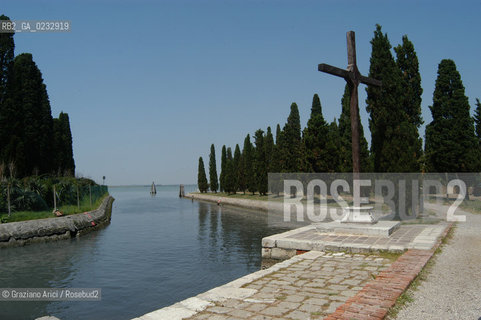 VENEZIA 28/06/04 :  STATO DI FATTO DELLISOLA DI S.FRANCESCO DEL DESERTO PRIMA DELLINTERVENTO DEL CONSORZIO VENEZIA NUOVA ©Graziano Arici/Rosebud2 LAGUNA