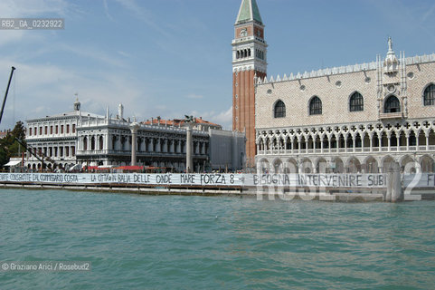 AGOSTO 2004 VENEZIA - SCRITTE DEI GONDOLIERI CONTRO IL MOTO ONDOSO SUL MOLO DI SAN MARCO ©Graziano Arici/Rosebud2