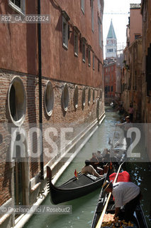 VENEZIA GONDOLA IN UN CANALE © 2004 CAMPANILE DI S.MARCO