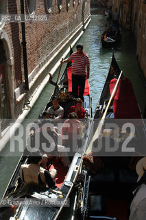 VENEZIA GONDOLA IN UN CANALE © 2004 CAMPANILE DI S.MARCO